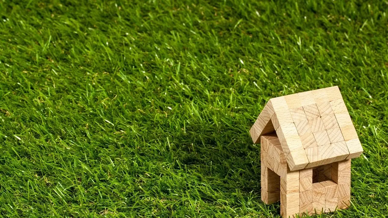 Casa de madera sobre césped verde. Una prórroga en el lanzamiento de un desahucio podría dar tiempo para encontrar una solución.
