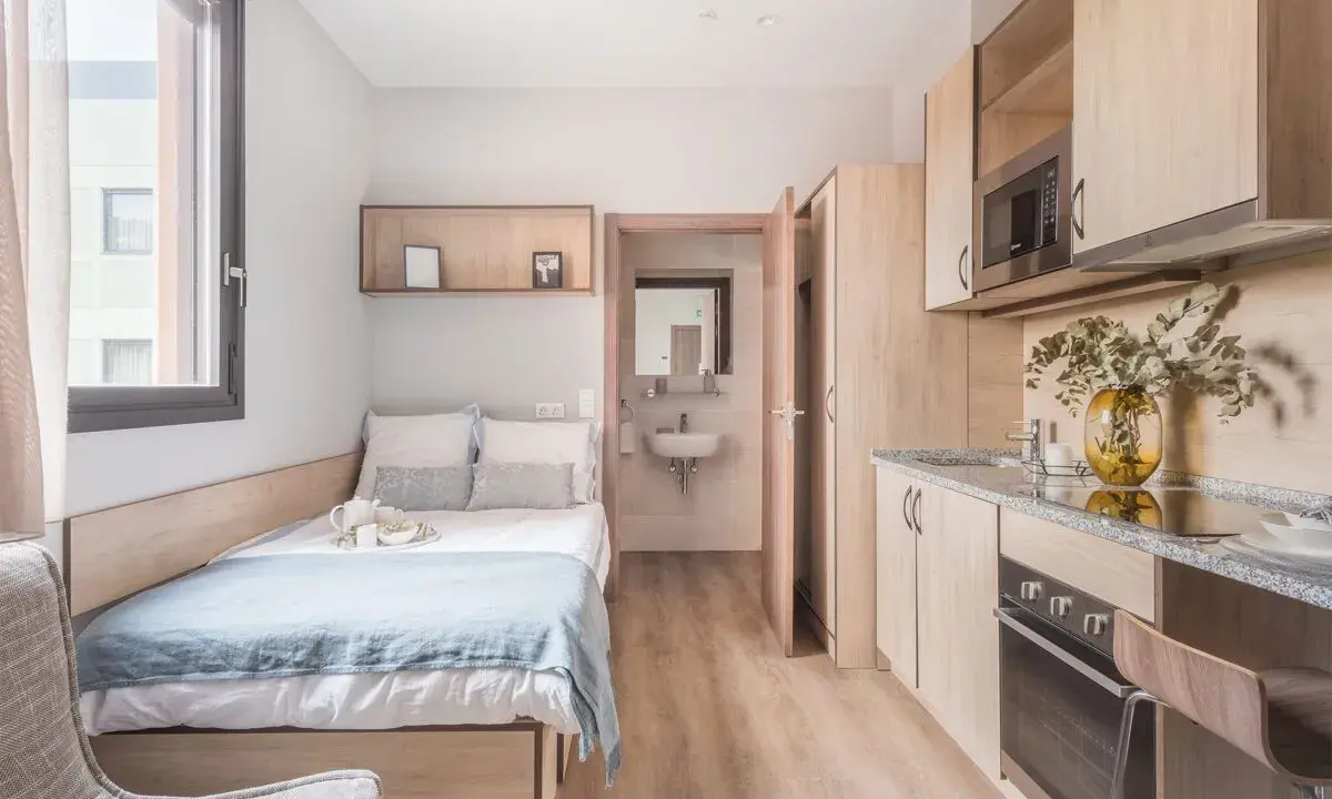 Estudio moderno en Livensa Living Studios Bilbao: cama, cocina equipada, baño y zona de estar.