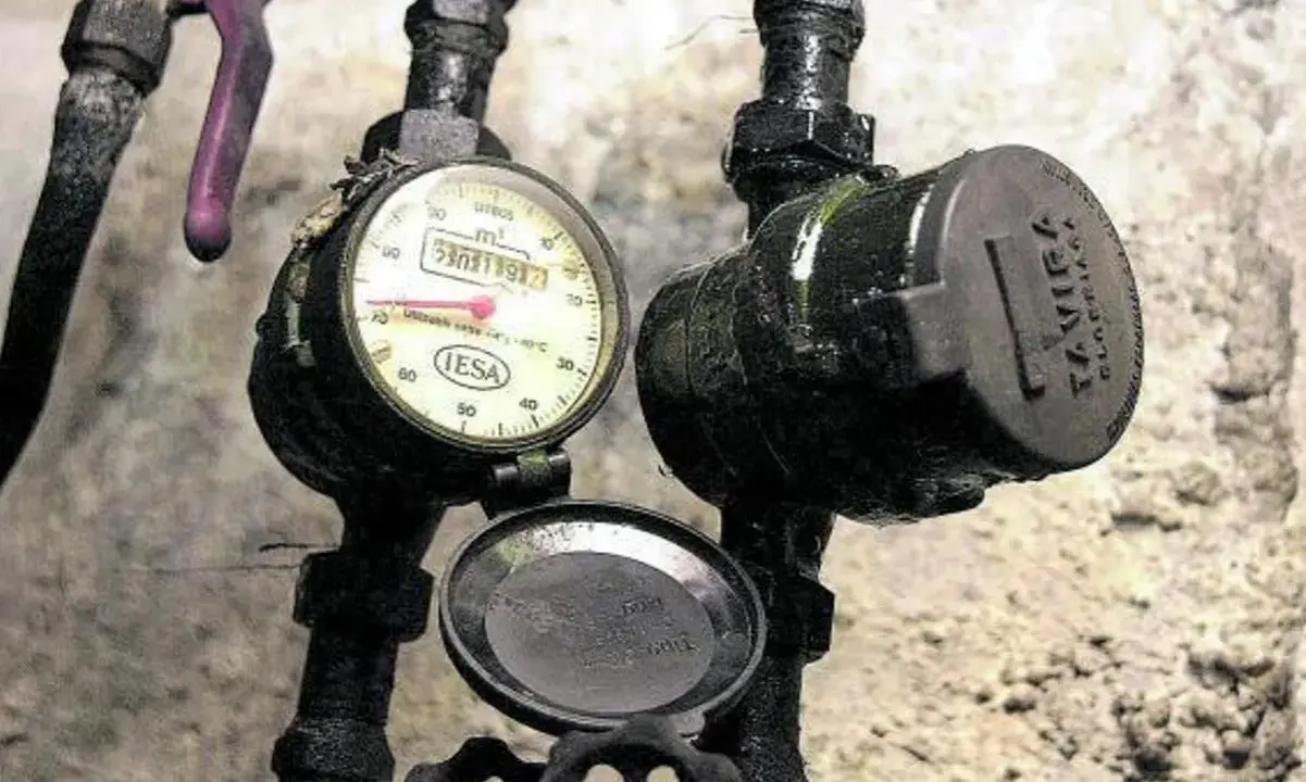 Contadores de agua, uno con esfera y otro tapado. La pregunta es quién paga el cambio de contador de agua.