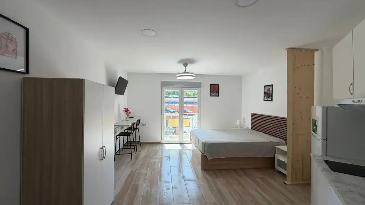 Estudio moderno y luminoso en Fuenlabrada. Cama, escritorio, armario y cocina. Ideal para una estancia premium.