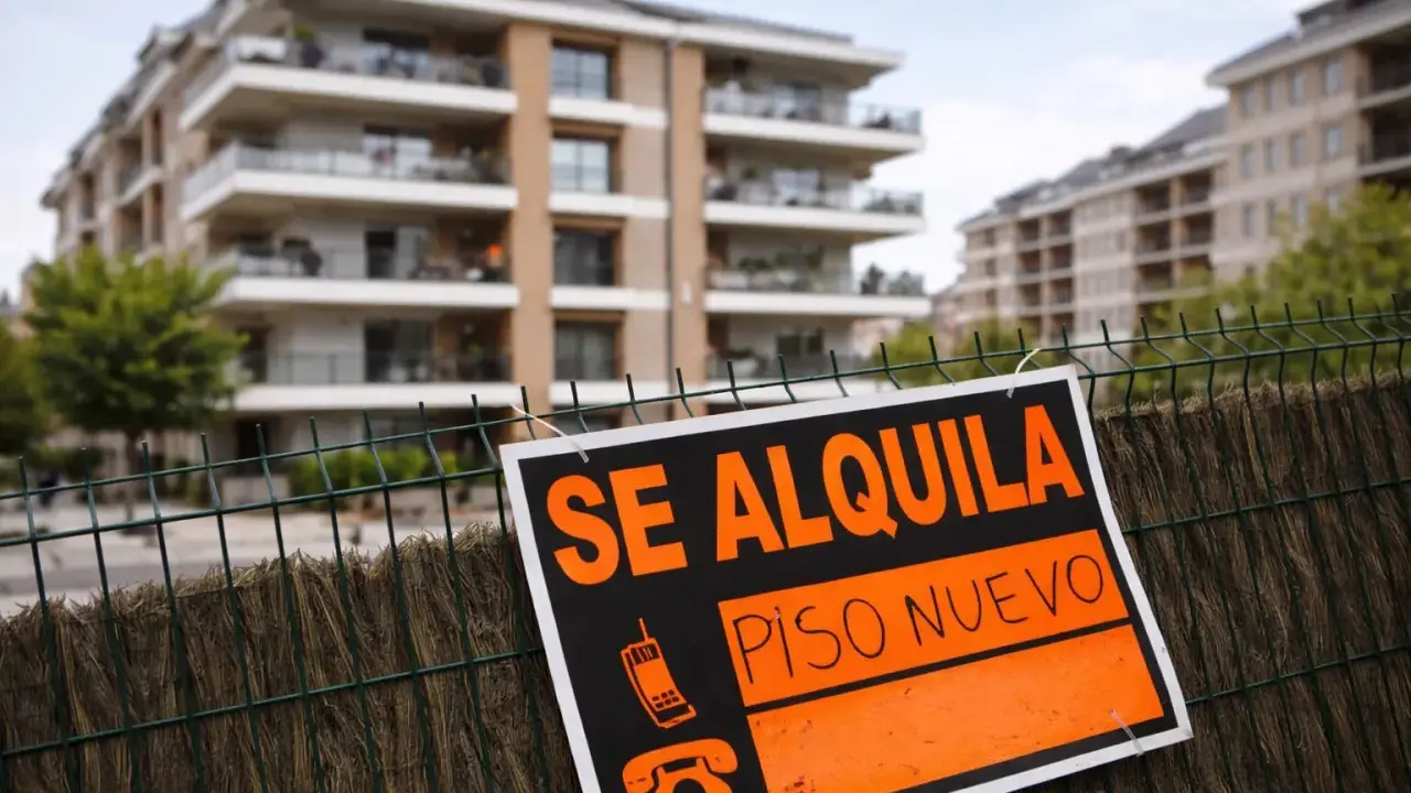 Cartel "Se Alquila Piso Nuevo" en valla. Podría ser un reflejo de la nueva ley para echar inquilinos, o simplemente una oferta de alquiler.