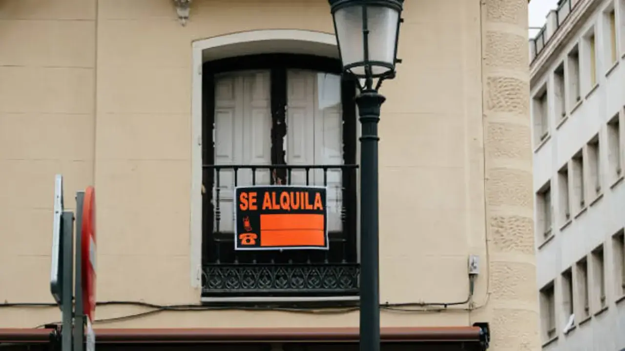 Balcón con cartel "SE ALQUILA" y farola, quizás esperando inquilinos bajo la nueva ley de arrendamiento.