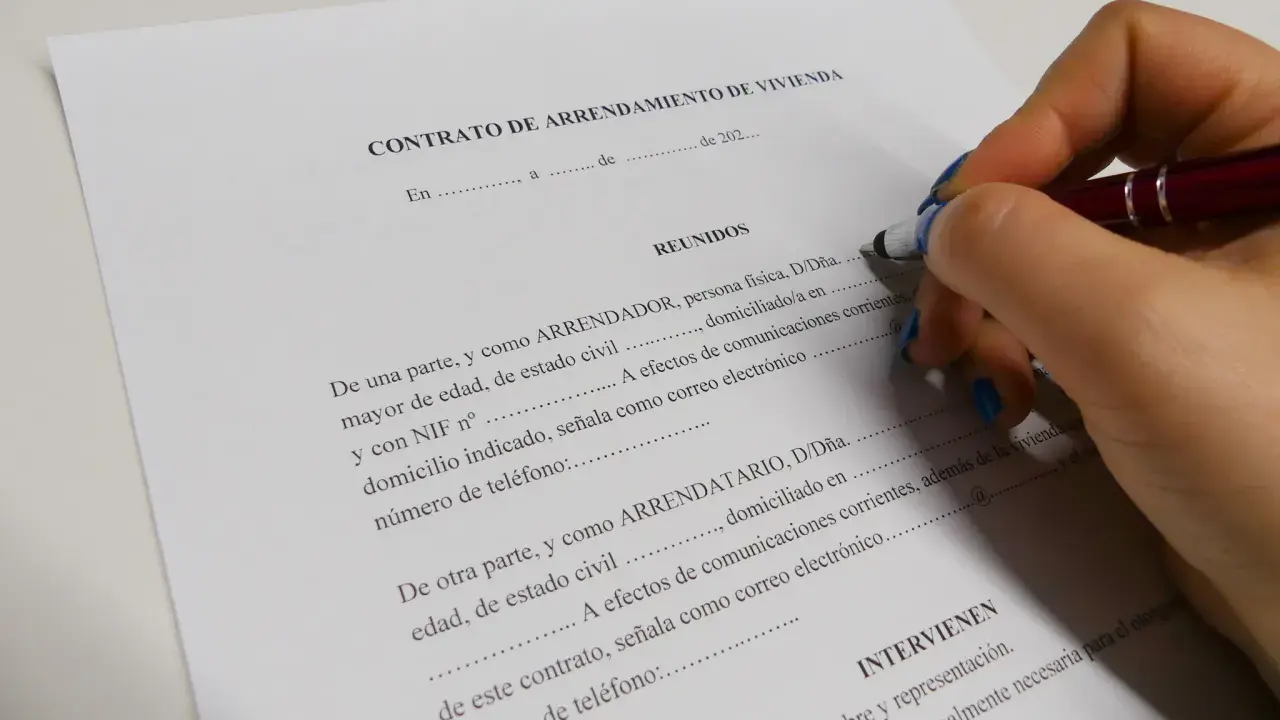 Firma de un contrato de alquiler de vivienda habitual.