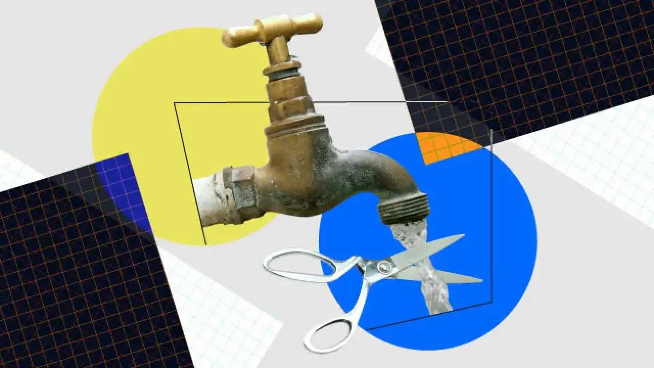 Grifo con agua cayendo sobre tijeras. ¿Quién paga la factura de esta fuga de agua?