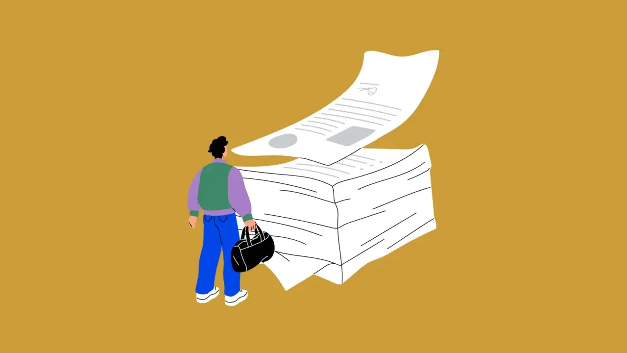 Hombre con bolso mira un gran montón de papeles, quizás el documento de reserva de vivienda.