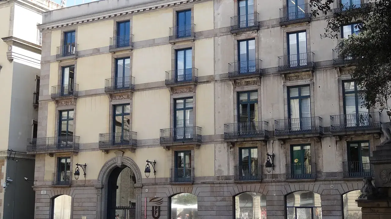 Edificio de la residencia universitaria Pompeu Fabra, con balcones y ventanas.