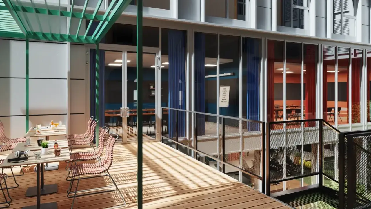 Terraza de The Student Hotel Toulouse con mesas y sillas, vista a interiores modernos con cortinas azules y rojas.