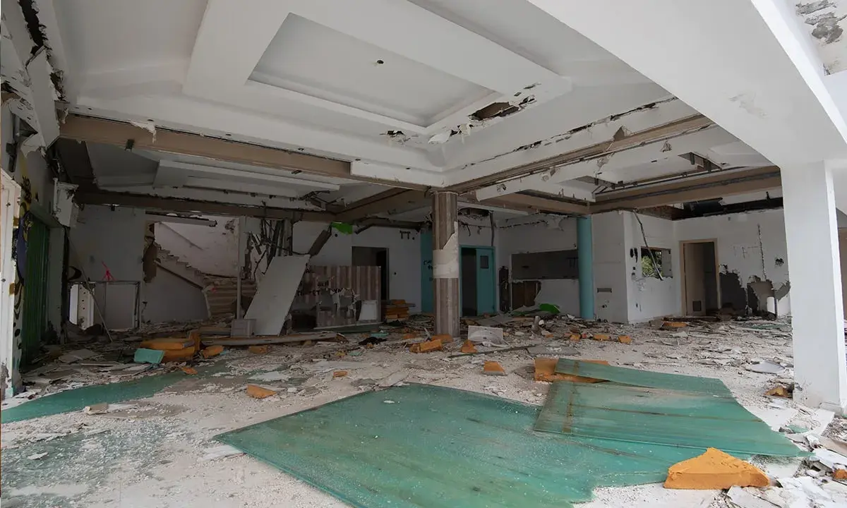 Interior de un piso en ruinas, con escombros por doquier. Un caso para denunciar alquiler piso en malas condiciones.