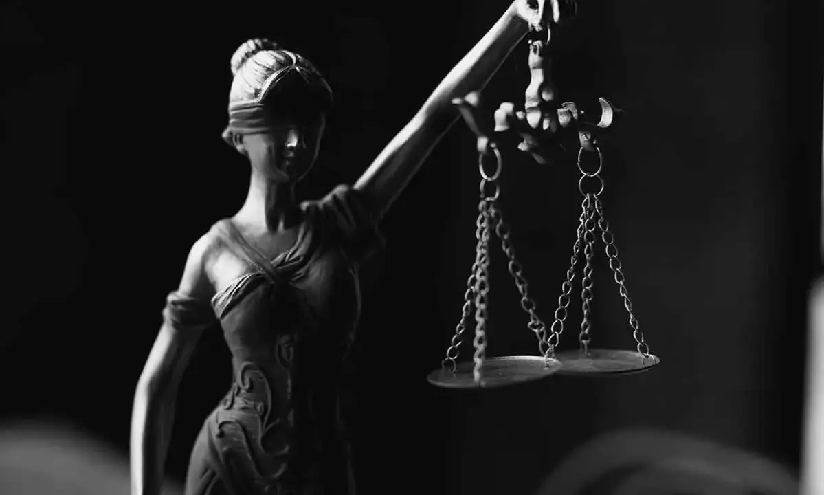 La estatua de la Justicia, con los ojos vendados y sosteniendo una balanza, evoca los motivos de oposición al desahucio por expiración del plazo.
