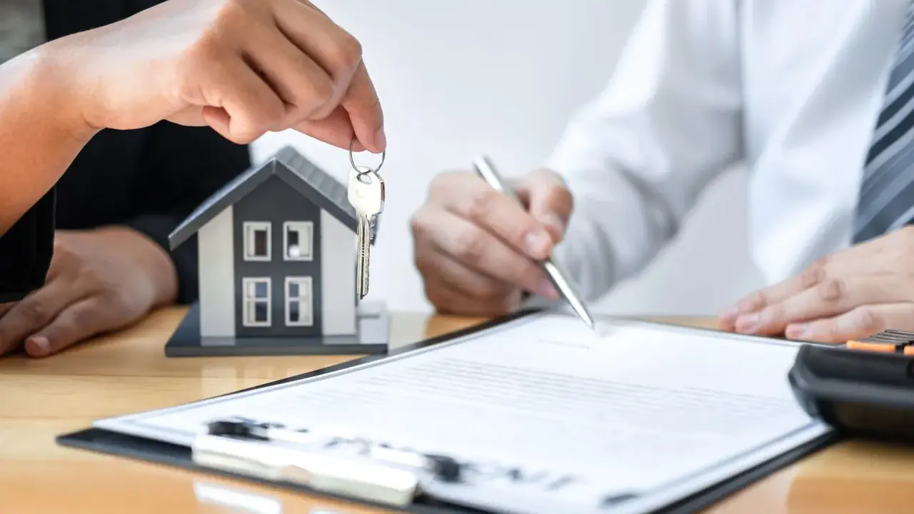 Entrega de llaves de una casa modelo, firma de contrato. Cumplimiento del art 1124 CC.
