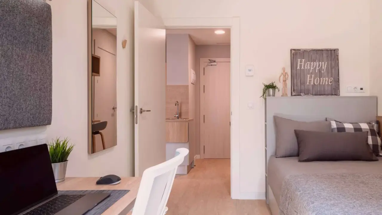 Un espacio moderno y funcional, ideal para tu vida en Xior. Cama, escritorio y cocina compacta.