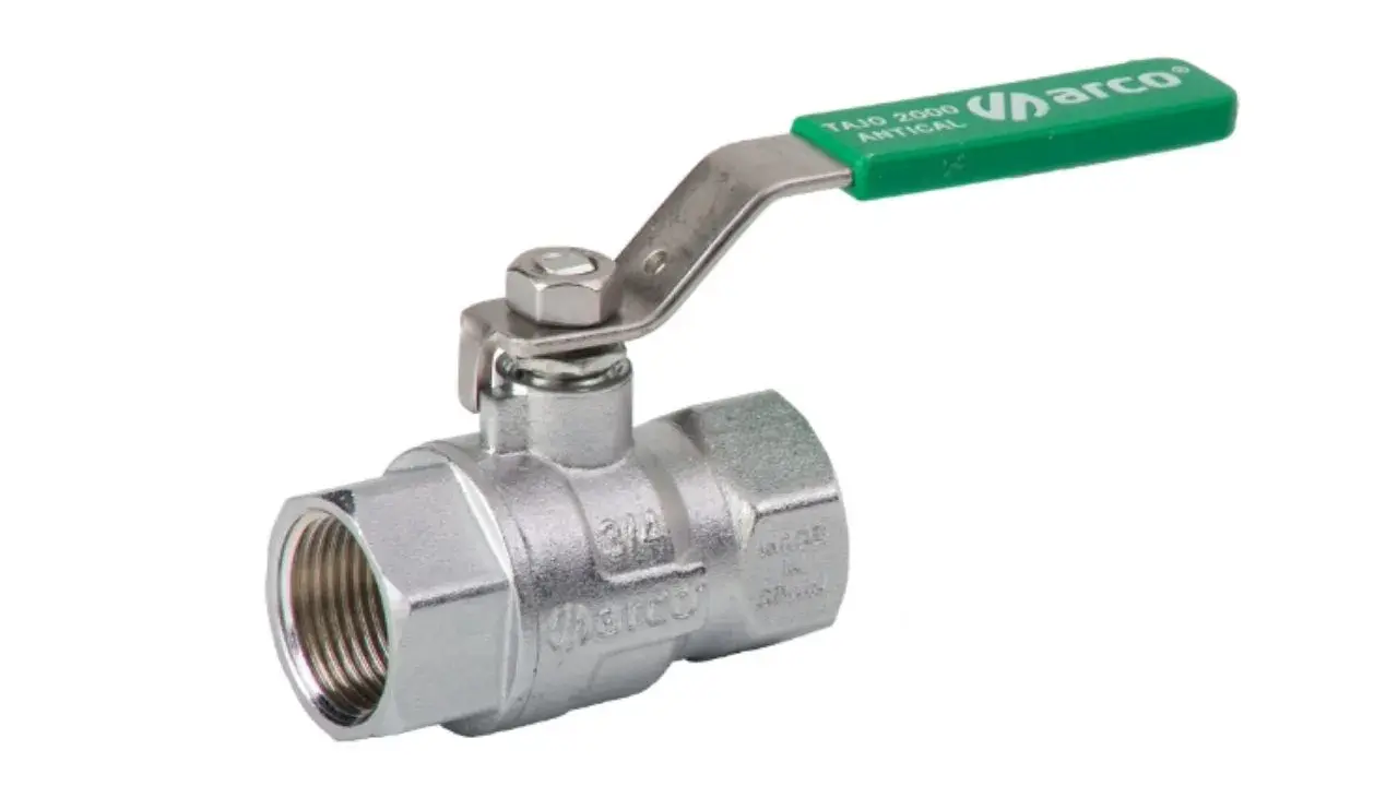 Llave de paso de latón con mango verde, ideal para cambiar una llave de paso empotrada.