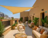 Terraza de claraval residencia con muebles de mimbre, plantas y toldo amarillo.