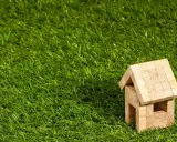 Casa de madera sobre césped verde. Una prórroga en el lanzamiento de un desahucio podría dar tiempo para encontrar una solución.