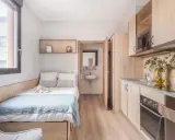 Estudio moderno en Livensa Living Studios Bilbao: cama, cocina equipada, baño y zona de estar.