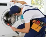 Técnico revisa la lavadora, asegurándose de que el centrifugado funcione correctamente.