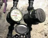Contadores de agua, uno con esfera y otro tapado. La pregunta es quién paga el cambio de contador de agua.