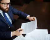 Abogado revisa documentos para tasación de costas en desahucio y reclamación de rentas.