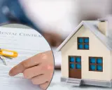 Firma de un contrato de arrendamiento con llaves y una maqueta de casa.