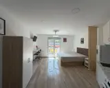 Estudio moderno y luminoso en Fuenlabrada. Cama, escritorio, armario y cocina. Ideal para una estancia premium.