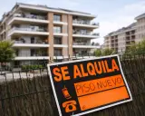 Cartel "Se Alquila Piso Nuevo" en valla. Podría ser un reflejo de la nueva ley para echar inquilinos, o simplemente una oferta de alquiler.
