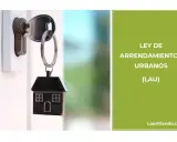 Llave con llavero de casa, símbolo de la Ley de Arrendamientos Urbanos (LAU).
