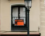 Balcón con cartel "SE ALQUILA" y farola, quizás esperando inquilinos bajo la nueva ley de arrendamiento.