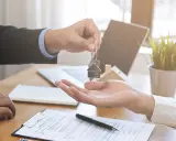 Entrega de llaves de un piso de alquiler. El agente inmobiliario da las llaves a un cliente. Ahora puedo echar a mi pareja del piso de alquiler.
