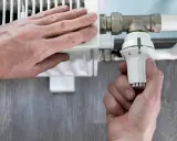 Man ajusta la llave del radiador para cambiarla, solucionando una fuga.