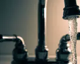 Grifo de cocina con agua fluyendo. Un detalle importante para el inquilino es que se puede poner el agua a nombre del inquilino.