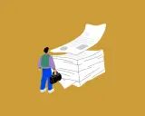 Hombre con bolso mira un gran montón de papeles, quizás el documento de reserva de vivienda.