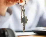Llaves con forma de casa, símbolo de seguridad y protección, como las que protege el decreto antidesahucios.