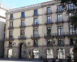 Edificio de la residencia universitaria Pompeu Fabra, con balcones y ventanas.