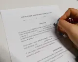 Firma de un contrato de arrendamiento de vivienda, un documento legal clave.