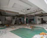 Interior de un piso en ruinas, con escombros por doquier. Un caso para denunciar alquiler piso en malas condiciones.