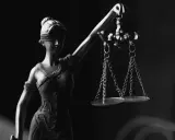 La estatua de la Justicia, con los ojos vendados y sosteniendo una balanza, evoca los motivos de oposición al desahucio por expiración del plazo.