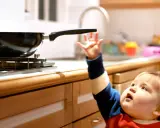 Un bebé intenta alcanzar una sartén en la estufa. ¿Me pueden desalojar si tengo niños?