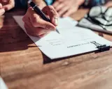 Firma de contrato de alquiler de vivienda. Se discuten los tipos de alquiler de vivienda.
