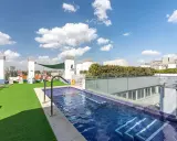 Resa Claudio Coello Madrid: piscina en azotea con césped artificial, tumbonas y vistas urbanas.