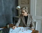 Mujer concentrada revisando documentos, quizás analizando el articulo 1566 del código civil.