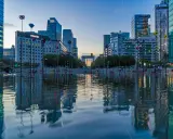 Reflejos de edificios modernos y el youfirst grande arche en un estanque.
