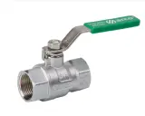 Llave de paso de latón con mango verde, ideal para cambiar una llave de paso empotrada.
