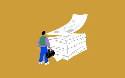 Hombre con bolso mira un gran montón de papeles, quizás el documento de reserva de vivienda.