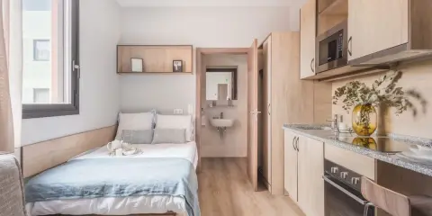 Estudio moderno en Livensa Living Studios Bilbao: cama, cocina equipada, baño y zona de estar.