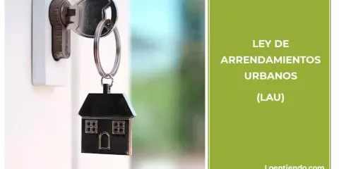 Llave con llavero de casa, símbolo de la Ley de Arrendamientos Urbanos (LAU).