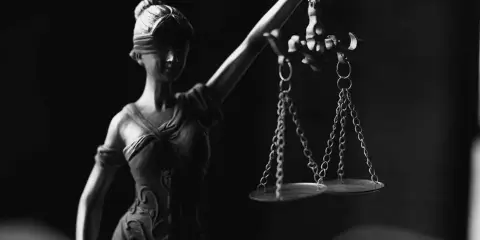 La estatua de la Justicia, con los ojos vendados y sosteniendo una balanza, evoca los motivos de oposición al desahucio por expiración del plazo.