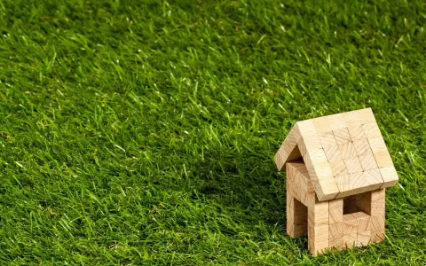 Casa de madera sobre césped verde. Una prórroga en el lanzamiento de un desahucio podría dar tiempo para encontrar una solución.
