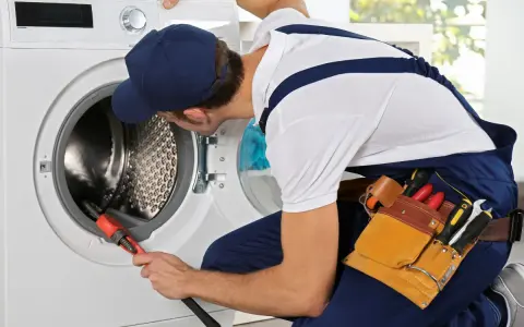 Técnico revisa la lavadora, asegurándose de que el centrifugado funcione correctamente.