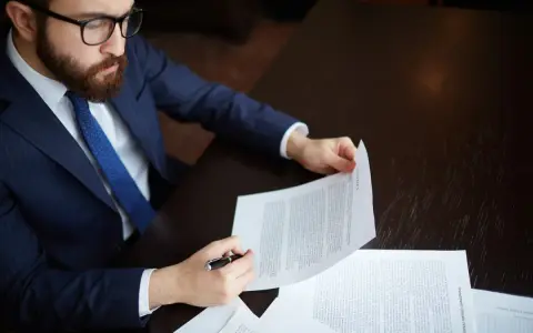 Abogado revisa documentos para tasación de costas en desahucio y reclamación de rentas.