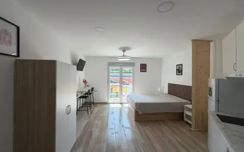 Estudio moderno y luminoso en Fuenlabrada. Cama, escritorio, armario y cocina. Ideal para una estancia premium.